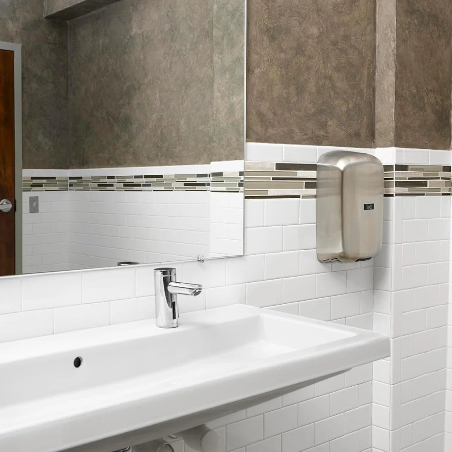 excel-secador-manos-sensor-inox-satinado-2-AA-TA-SB-instalado2