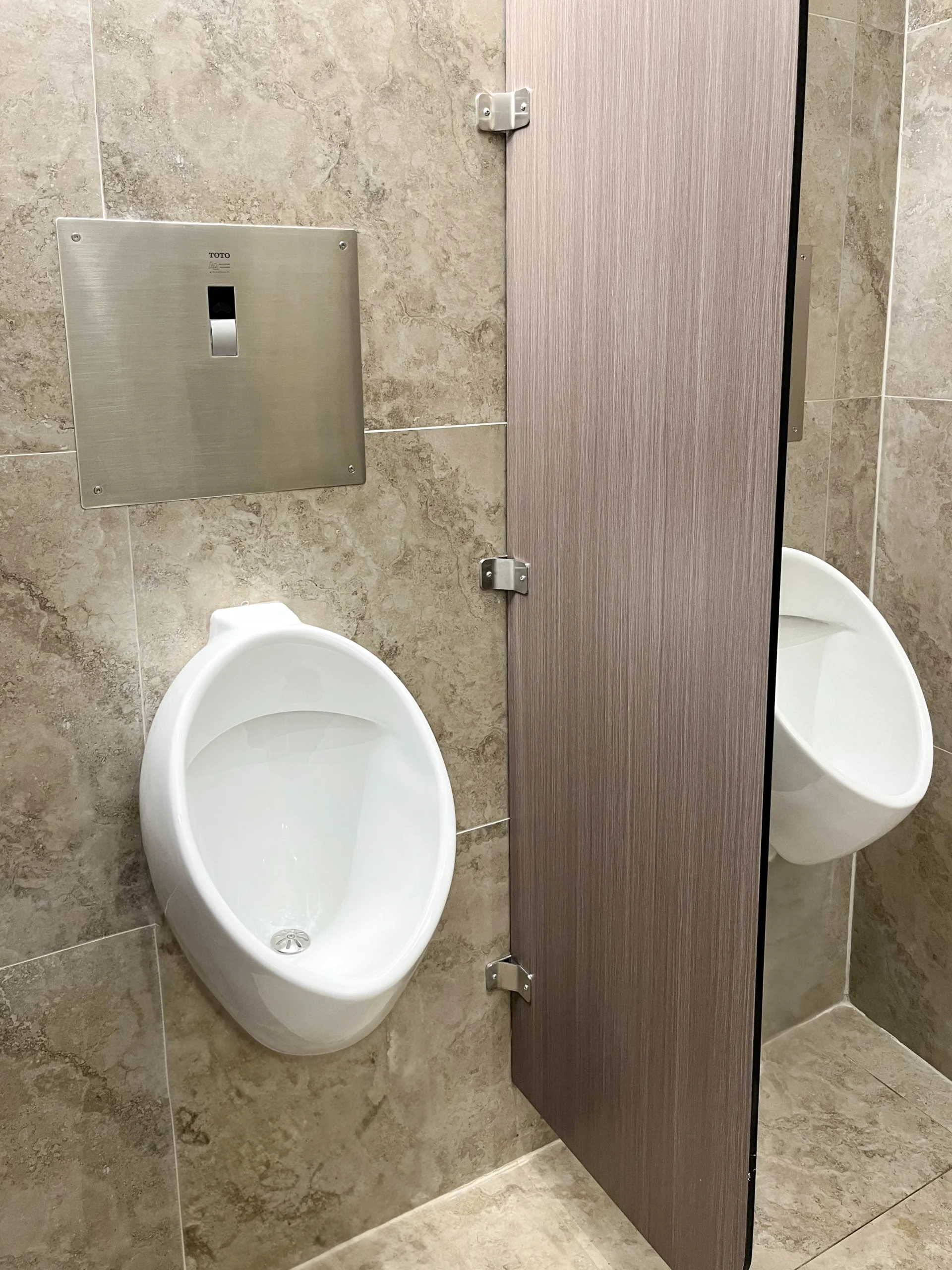 Club La Colina (Colsubsidio) Bogotá: diseño sobrio, funcionalidad y eficiencia en baños de alto estándar 1 4 scaled