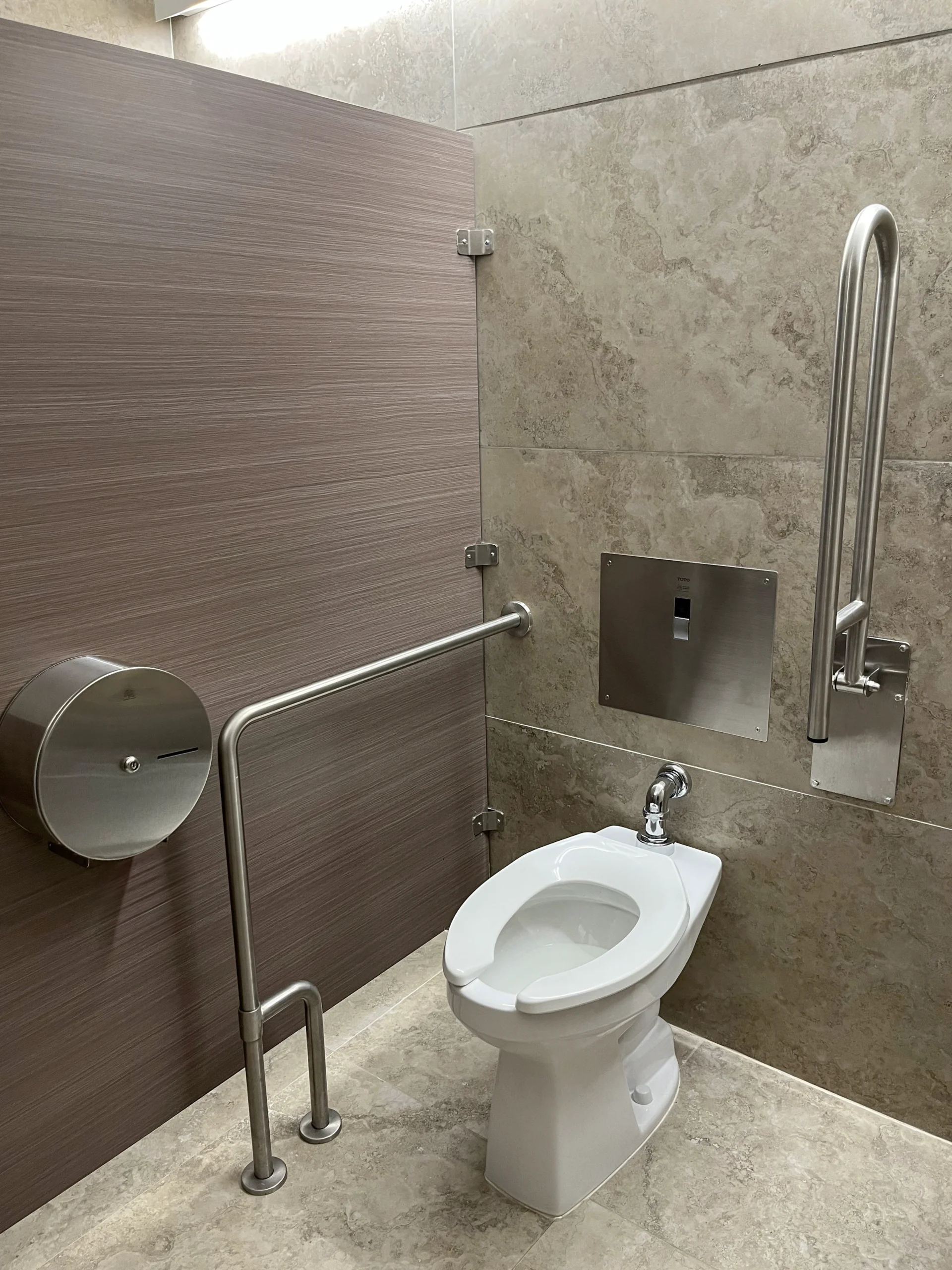 Club La Colina (Colsubsidio) Bogotá: diseño sobrio, funcionalidad y eficiencia en baños de alto estándar 2 3 scaled