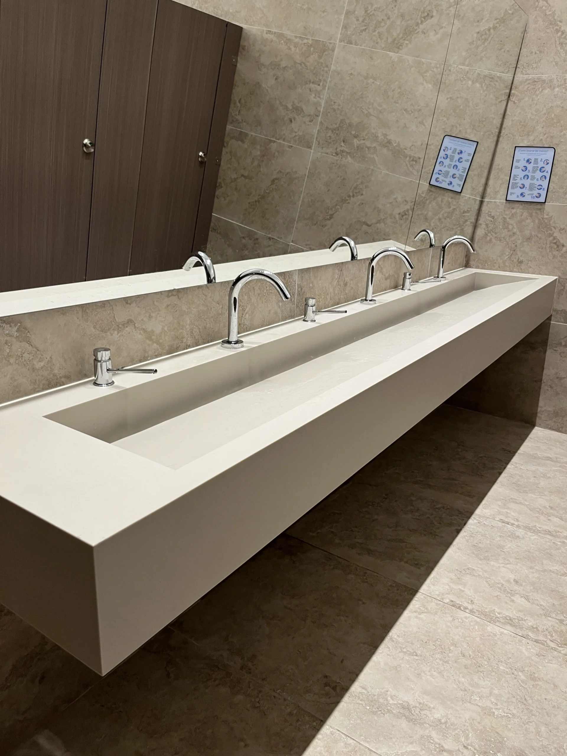 Club La Colina (Colsubsidio) Bogotá: diseño sobrio, funcionalidad y eficiencia en baños de alto estándar 5 5 scaled