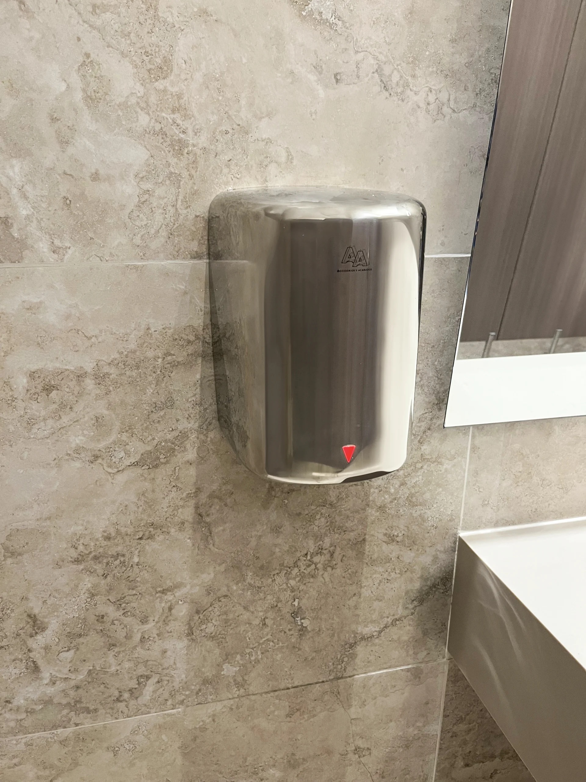 Club La Colina (Colsubsidio) Bogotá: diseño sobrio, funcionalidad y eficiencia en baños de alto estándar Club La Colina